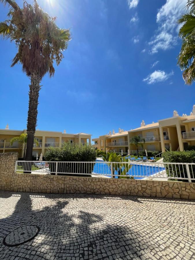 2 Bedrooms Apartment Vale Parra Praia Da Gale In A Privat Condominio Guia  Exteriör bild